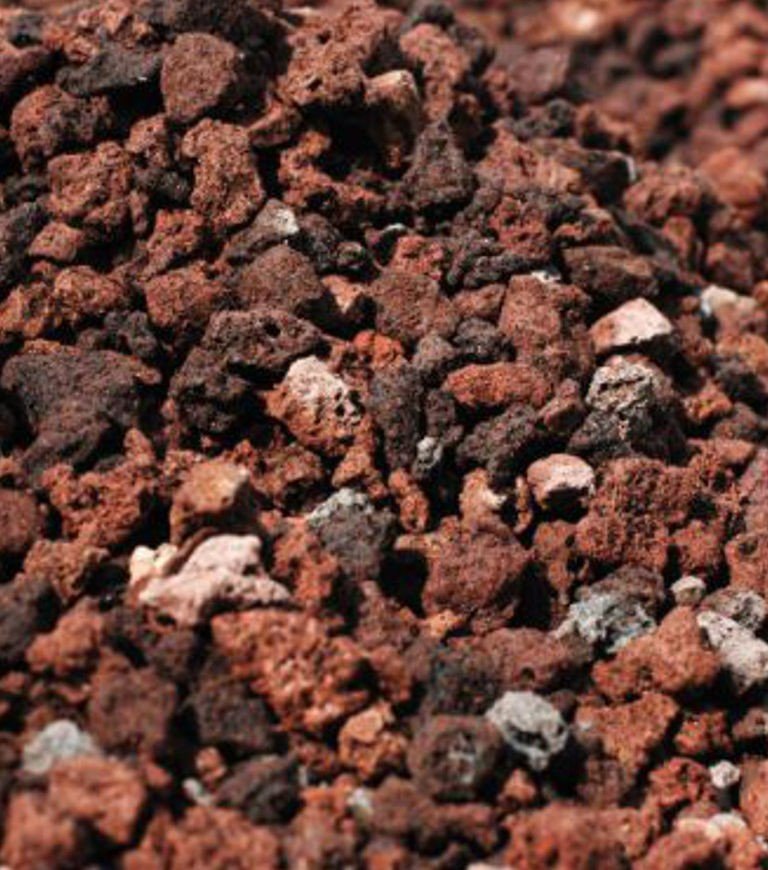 Les avantages de la pouzzolane et du paillage des plantes ?