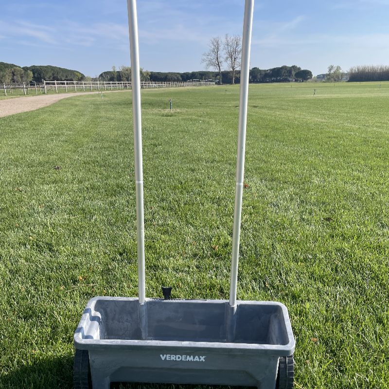 Epandeurs à engrais ou graines de gazon à main ou en chariot tiré