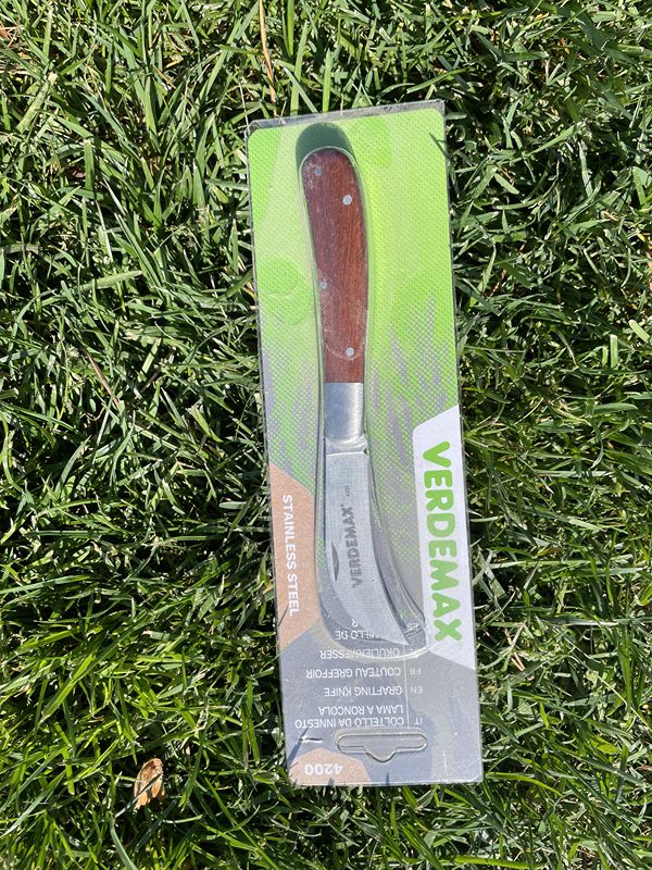 Couteau greffoir pour découper le gazon